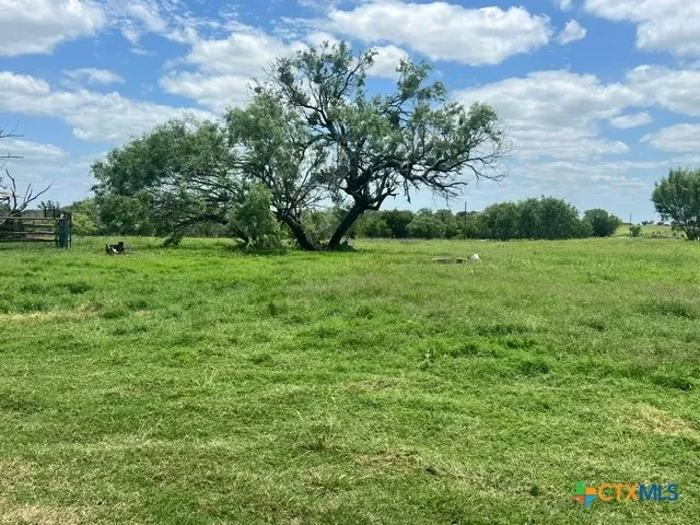 4612 County Road 117 Floresville, TX 78114