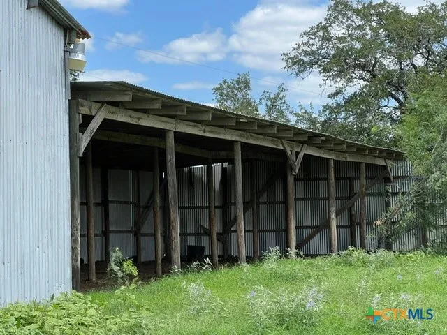 4612 County Road 117 Floresville, TX 78114