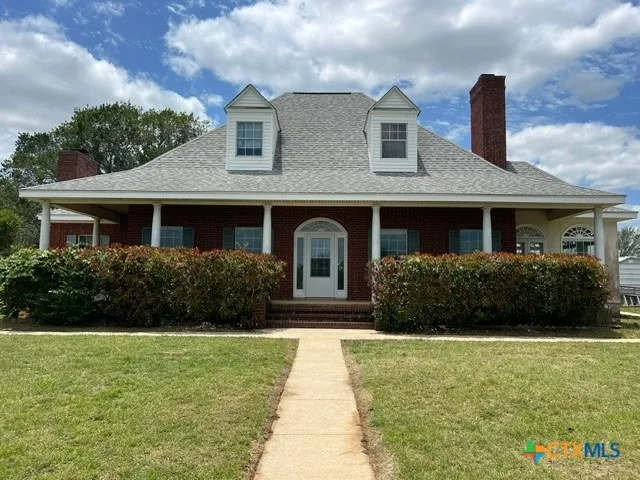 4612 County Road 117 Floresville, TX 78114