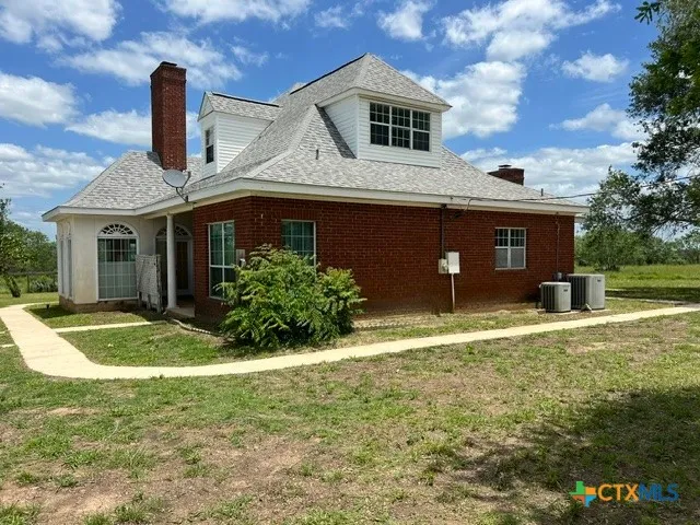 4612 County Road 117 Floresville, TX 78114