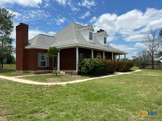 4612 County Road 117 Floresville, TX 78114