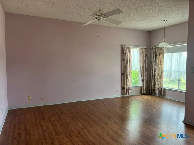 4612 County Road 117 Floresville, TX 78114