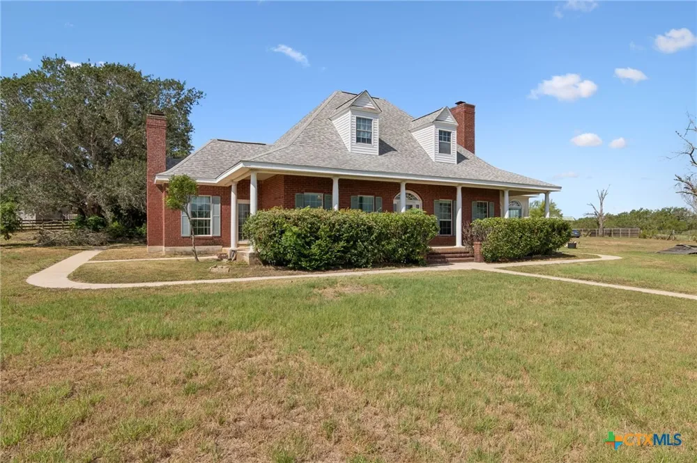 4612 County Road 117 Floresville, TX 78114