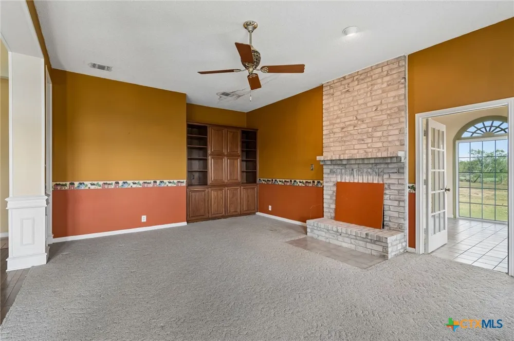 4612 County Road 117 Floresville, TX 78114