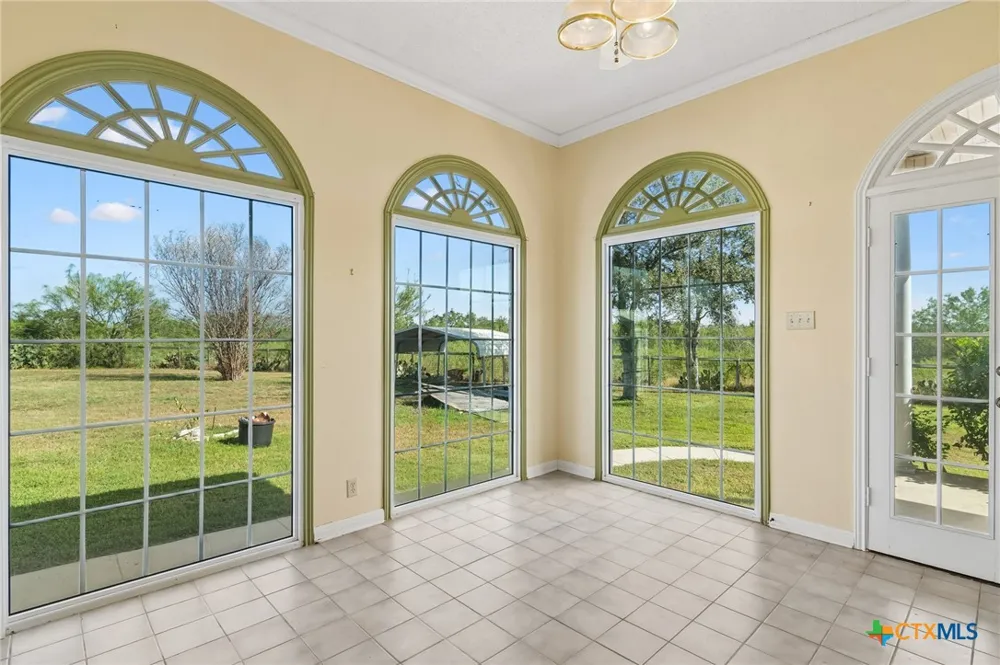 4612 County Road 117 Floresville, TX 78114