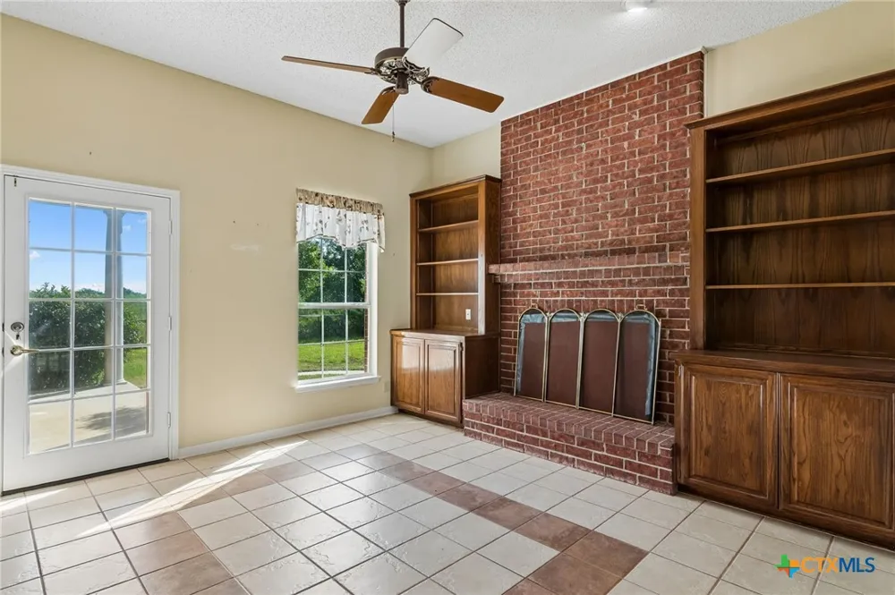 4612 County Road 117 Floresville, TX 78114