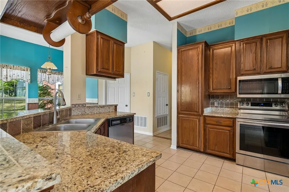 4612 County Road 117 Floresville, TX 78114