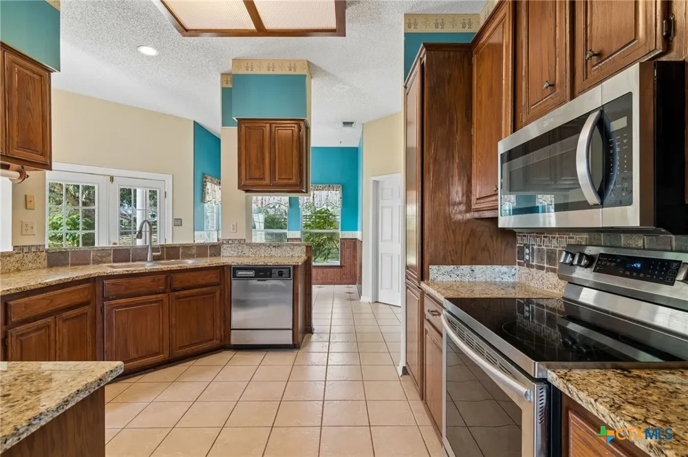 4612 County Road 117 Floresville, TX 78114