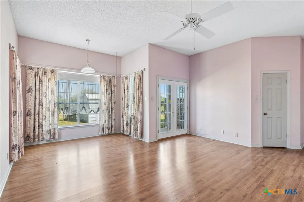 4612 County Road 117 Floresville, TX 78114