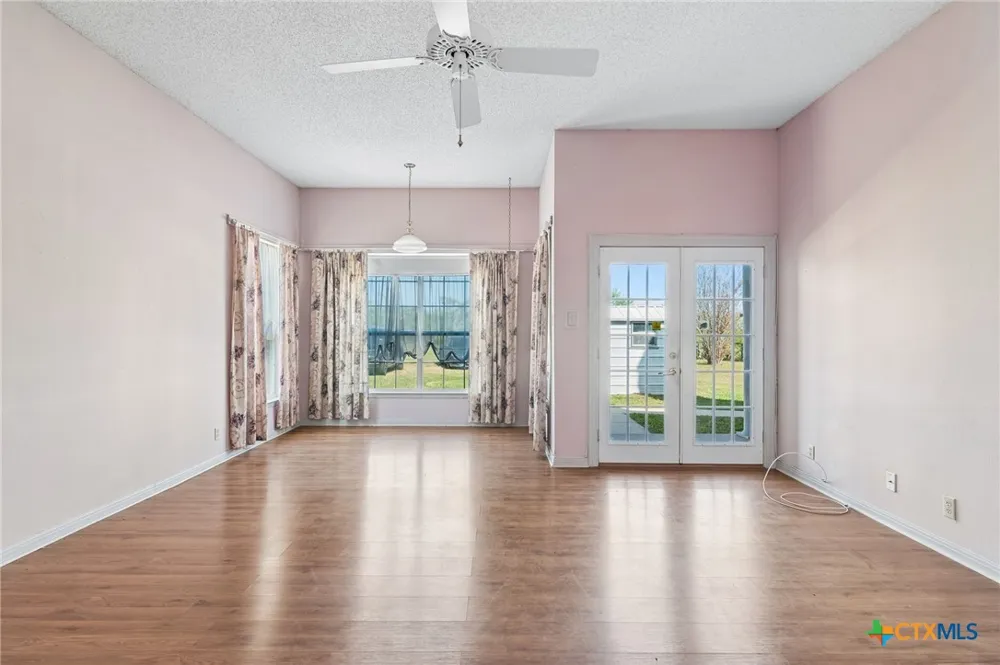 4612 County Road 117 Floresville, TX 78114