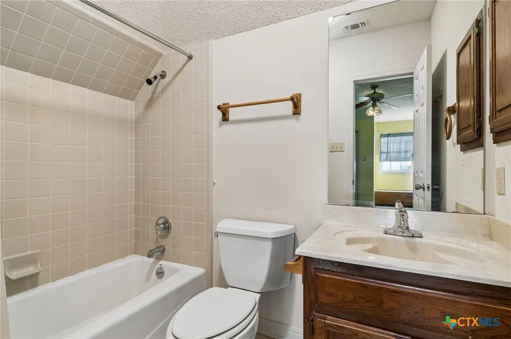 4612 County Road 117 Floresville, TX 78114