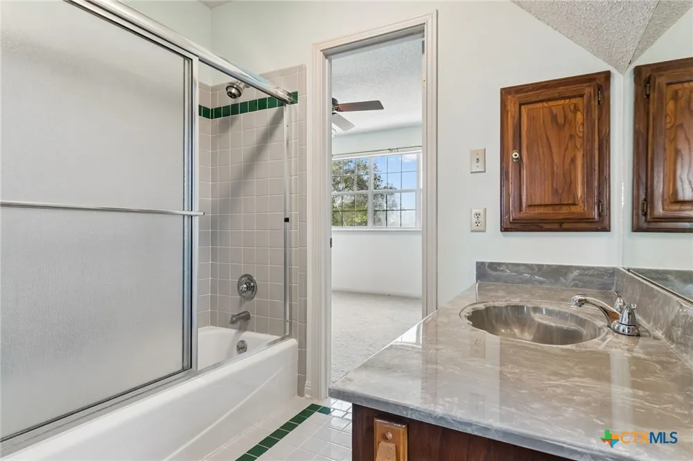 4612 County Road 117 Floresville, TX 78114
