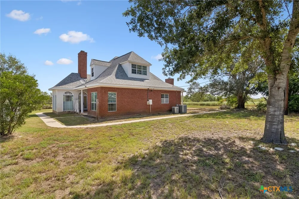 4612 County Road 117 Floresville, TX 78114