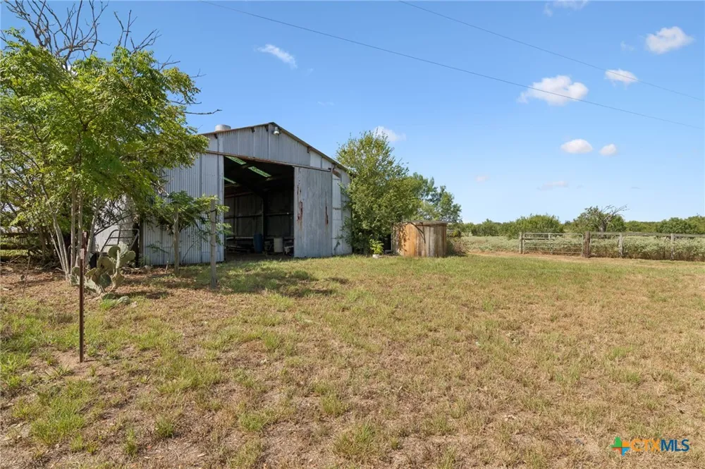 4612 County Road 117 Floresville, TX 78114