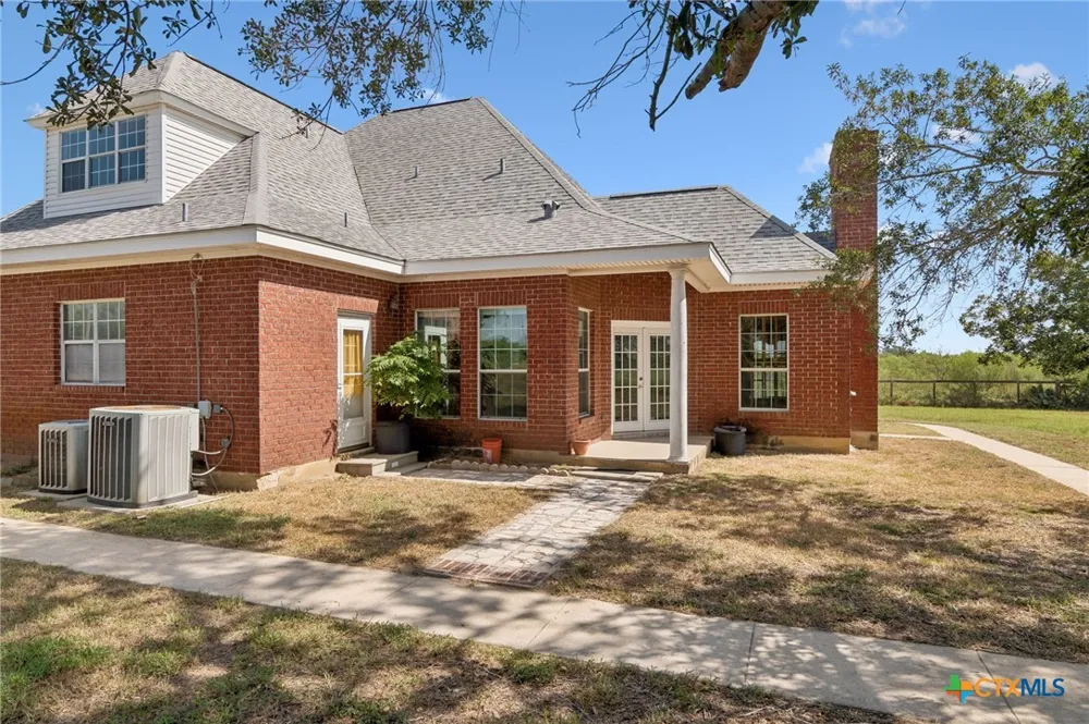4612 County Road 117 Floresville, TX 78114