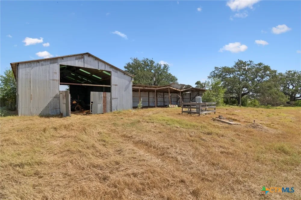 4612 County Road 117 Floresville, TX 78114