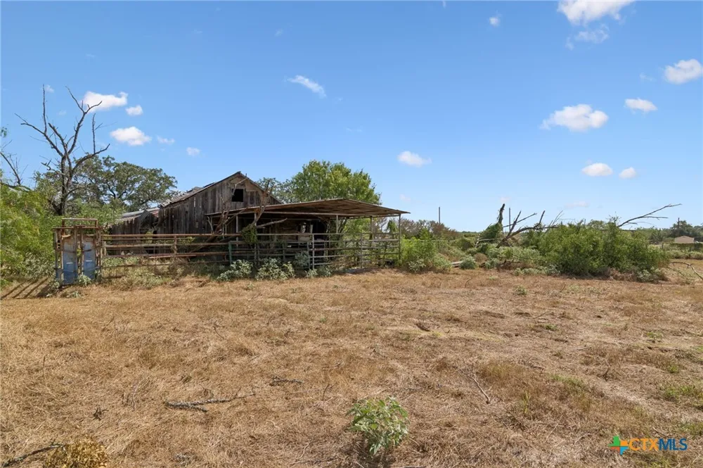 4612 County Road 117 Floresville, TX 78114