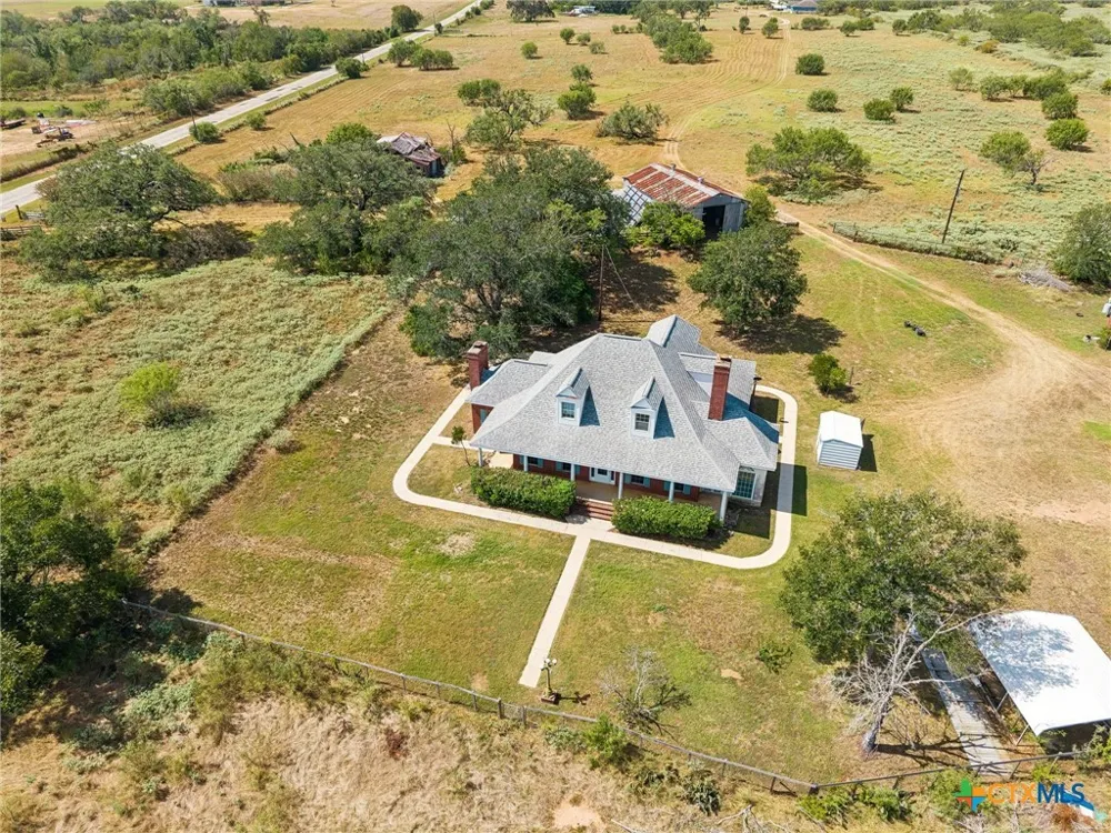 4612 County Road 117 Floresville, TX 78114