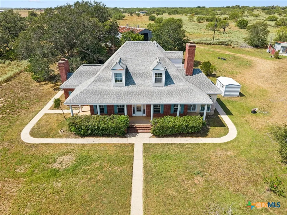 4612 County Road 117 Floresville, TX 78114
