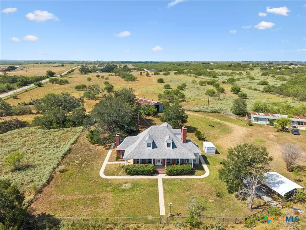 4612 County Road 117 Floresville, TX 78114