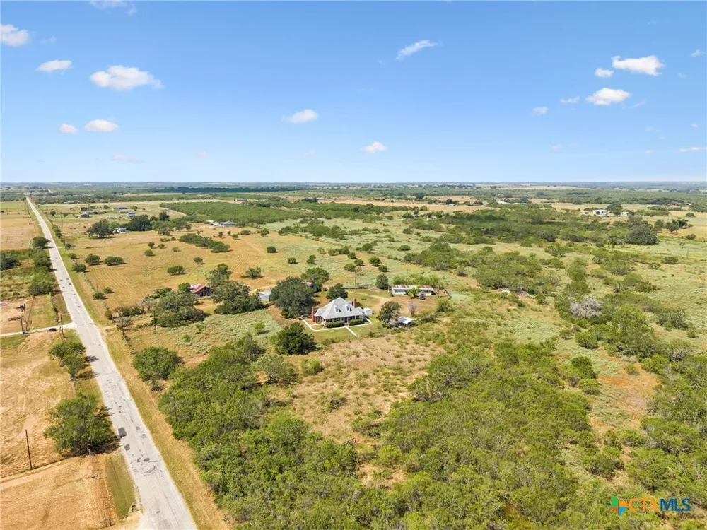4612 County Road 117 Floresville, TX 78114
