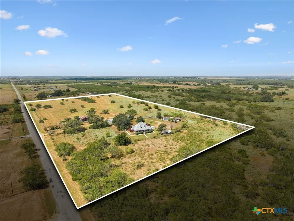 4612 County Road 117 Floresville, TX 78114
