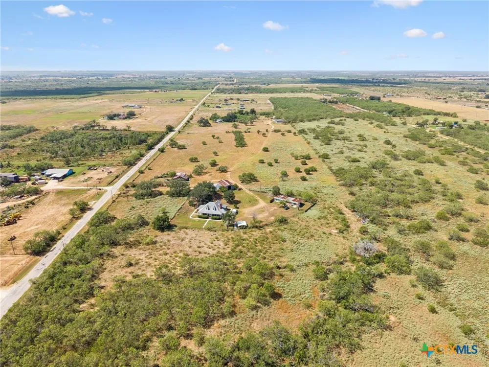 4612 County Road 117 Floresville, TX 78114
