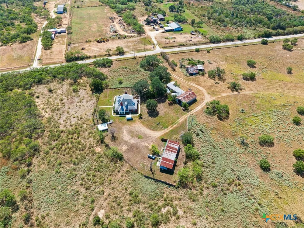 4612 County Road 117 Floresville, TX 78114
