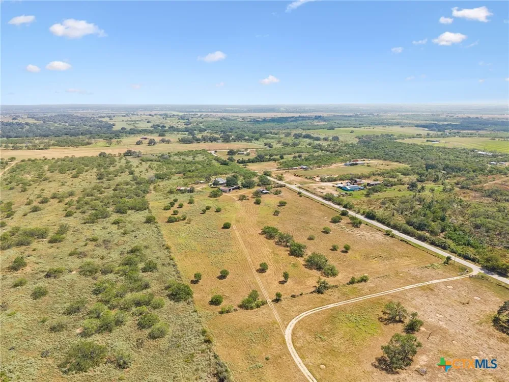 4612 County Road 117 Floresville, TX 78114