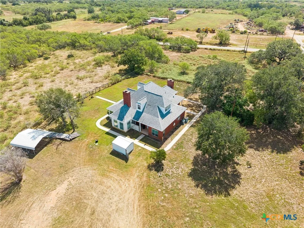 4612 County Road 117 Floresville, TX 78114