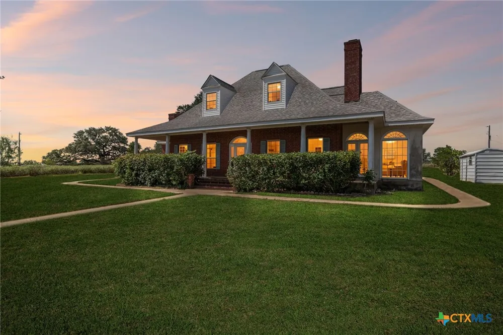 4612 County Road 117 Floresville, TX 78114