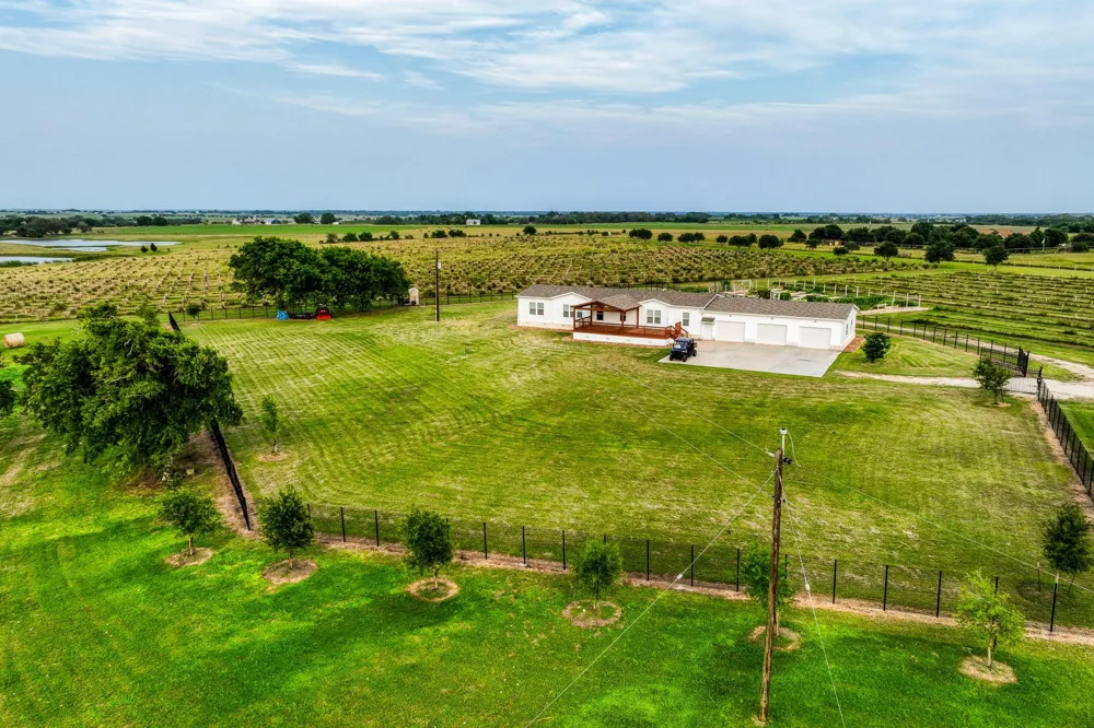 3575 County Road 271 Moulton, TX 77975