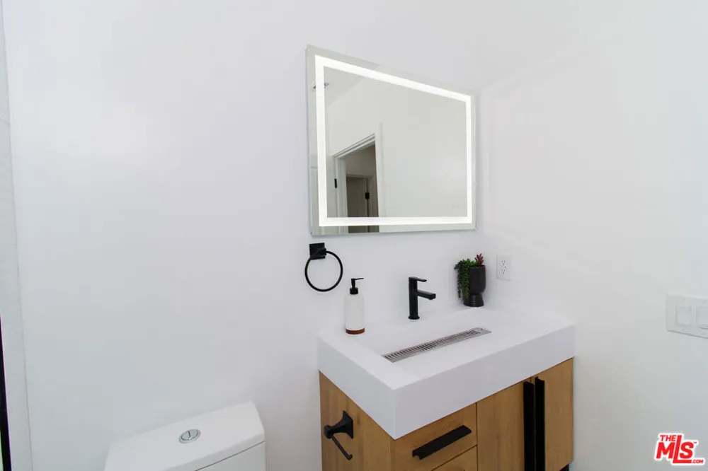 4068 Sutro Avenue Los Angeles, CA 90008