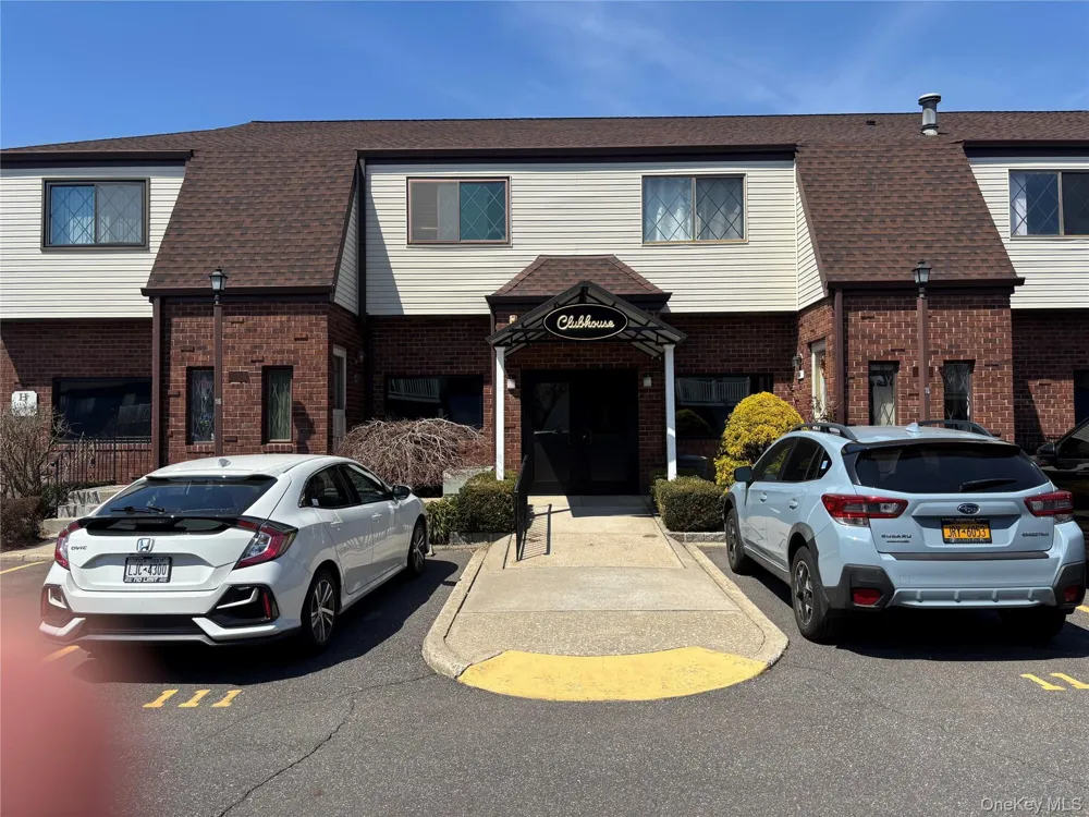 86 W Cambridge Drive W #86 Copiague, NY 11726