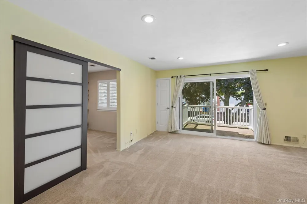 86 W Cambridge Drive W #86 Copiague, NY 11726