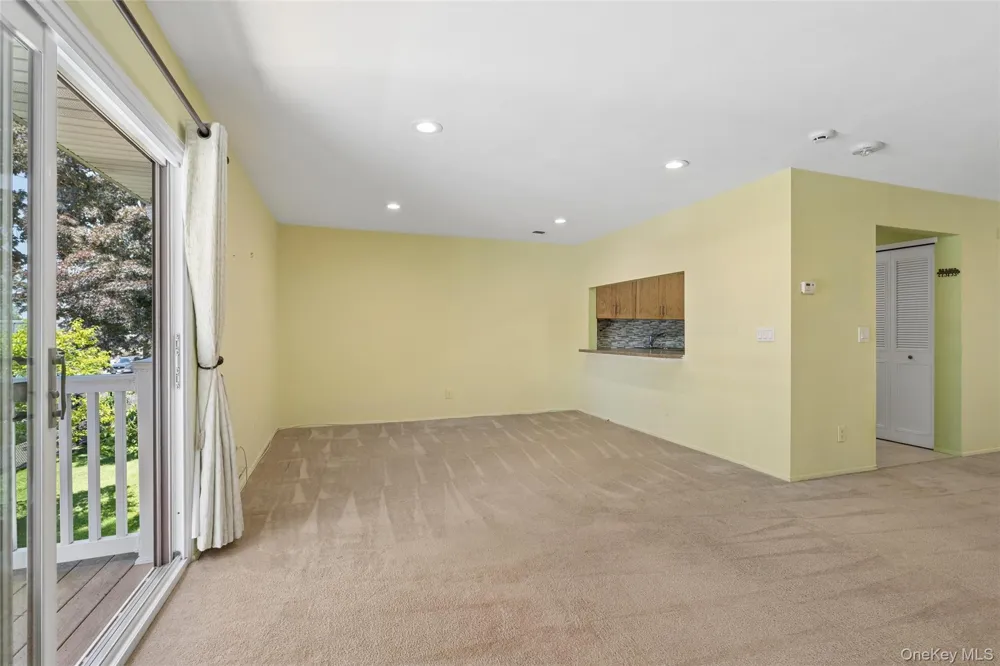 86 W Cambridge Drive W #86 Copiague, NY 11726