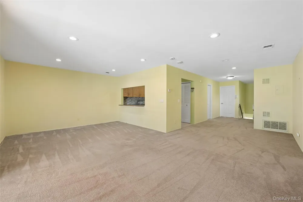 86 W Cambridge Drive W #86 Copiague, NY 11726