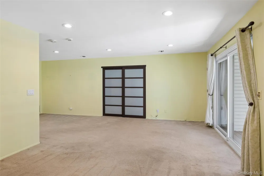86 W Cambridge Drive W #86 Copiague, NY 11726