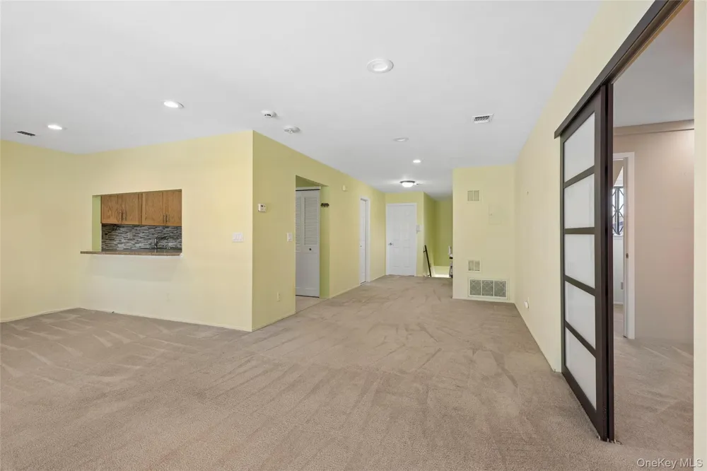 86 W Cambridge Drive W #86 Copiague, NY 11726