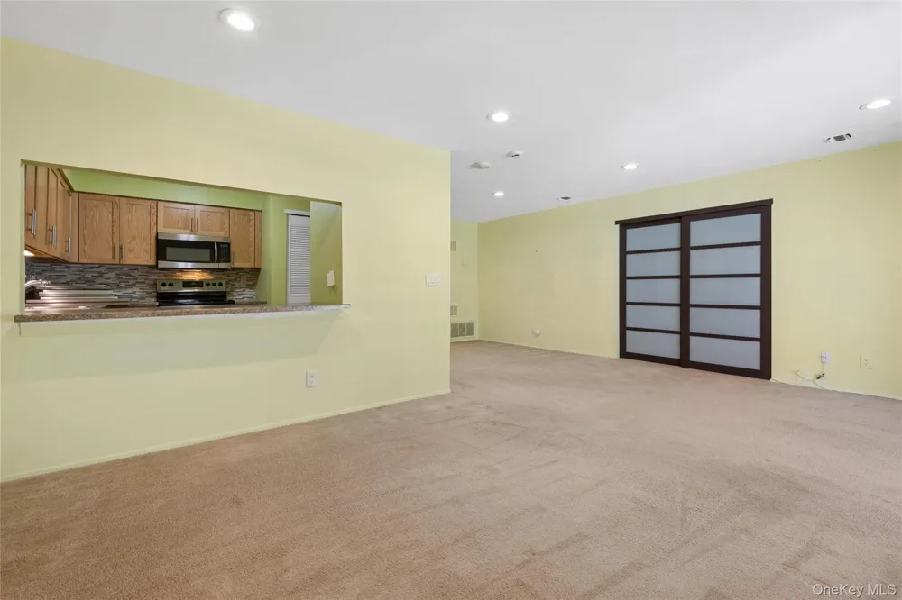 86 W Cambridge Drive W #86 Copiague, NY 11726