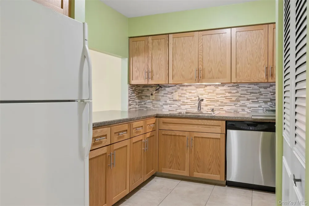 86 W Cambridge Drive W #86 Copiague, NY 11726
