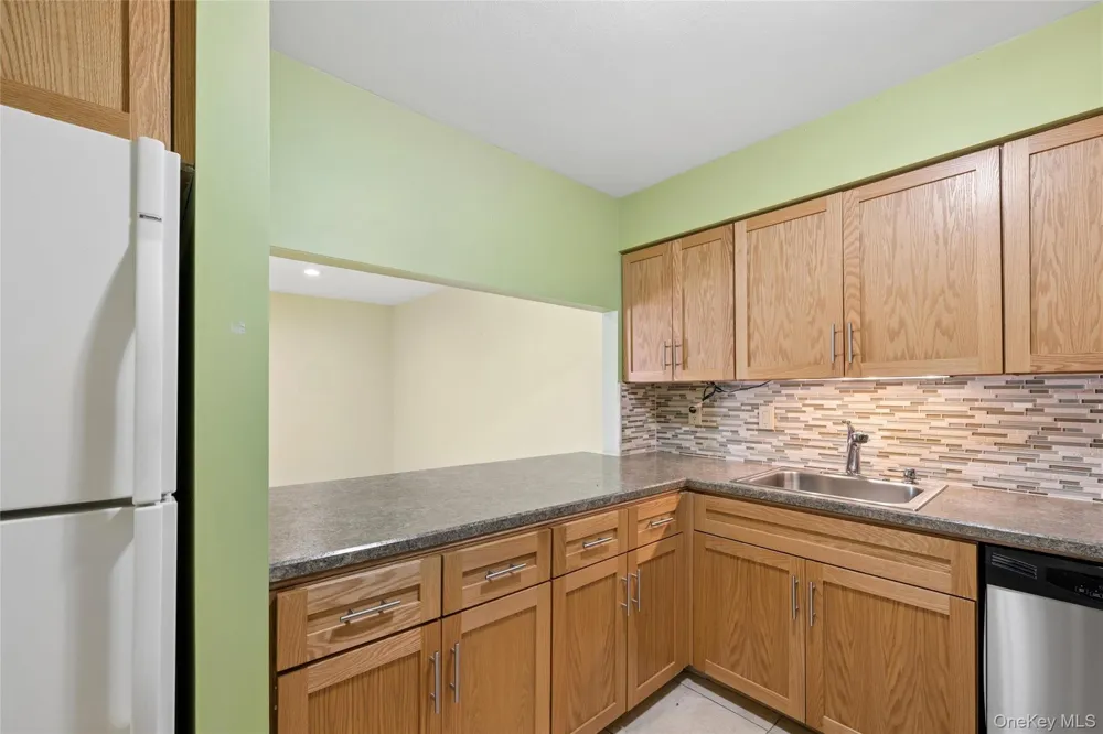 86 W Cambridge Drive W #86 Copiague, NY 11726