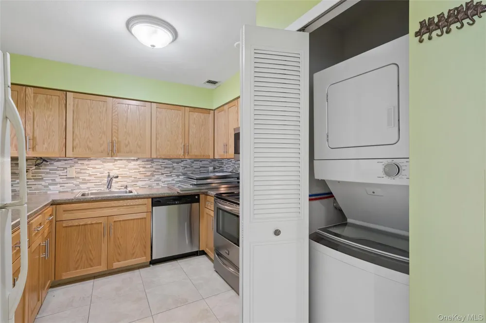 86 W Cambridge Drive W #86 Copiague, NY 11726