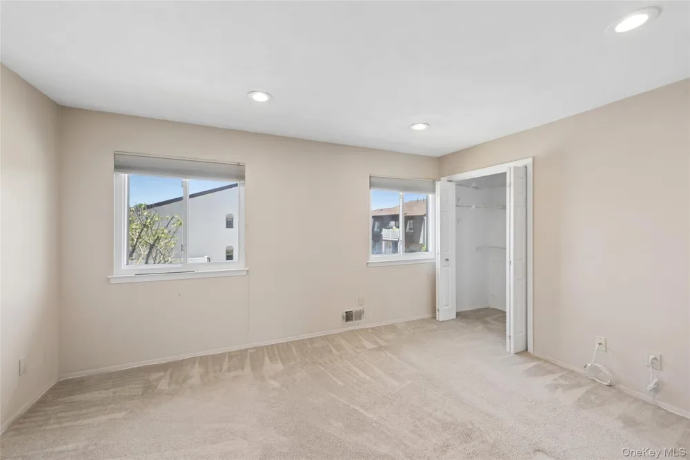 86 W Cambridge Drive W #86 Copiague, NY 11726