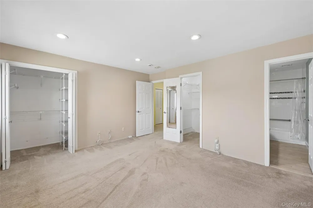 86 W Cambridge Drive W #86 Copiague, NY 11726