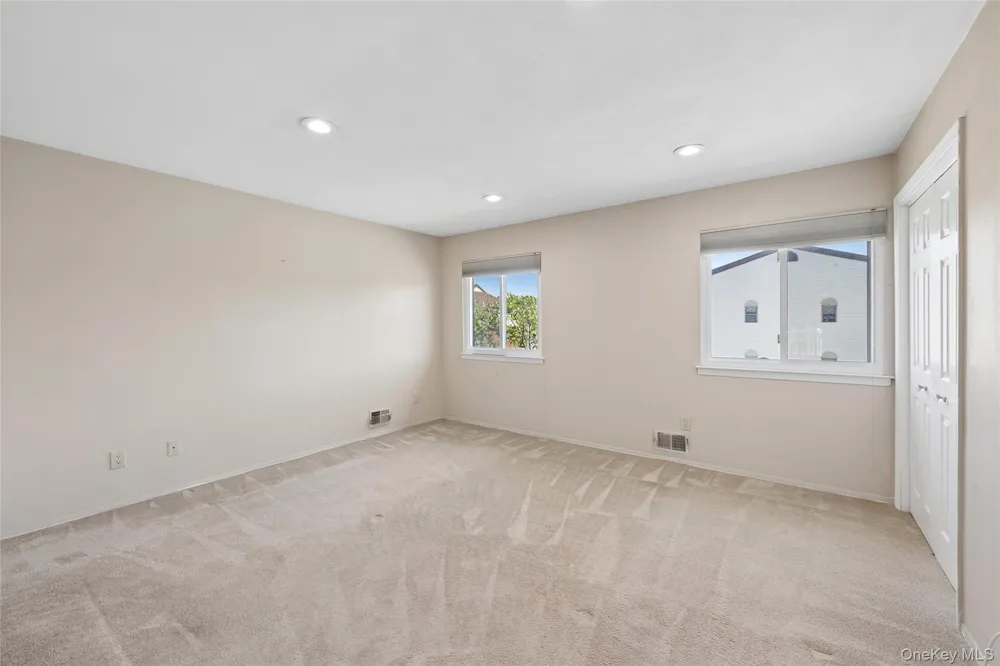 86 W Cambridge Drive W #86 Copiague, NY 11726