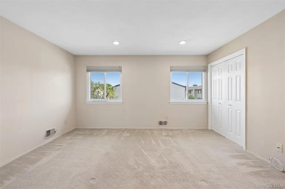 86 W Cambridge Drive W #86 Copiague, NY 11726