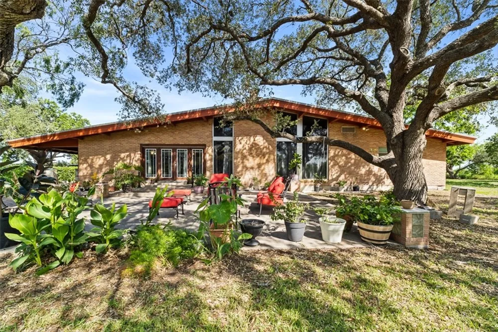 9675 County Road 325 Mathis, TX 78368