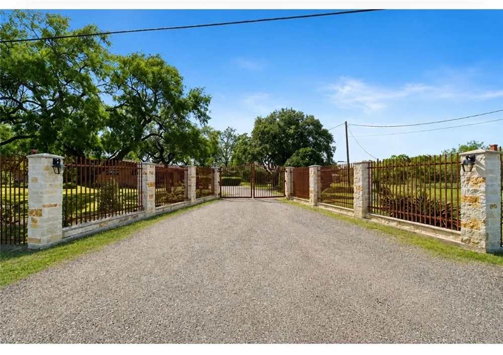 9675 County Road 325 Mathis, TX 78368