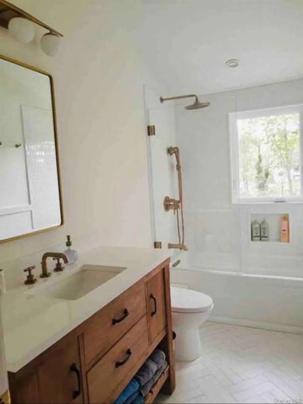 41 Columbine Avenue Hampton Bays, NY 11946